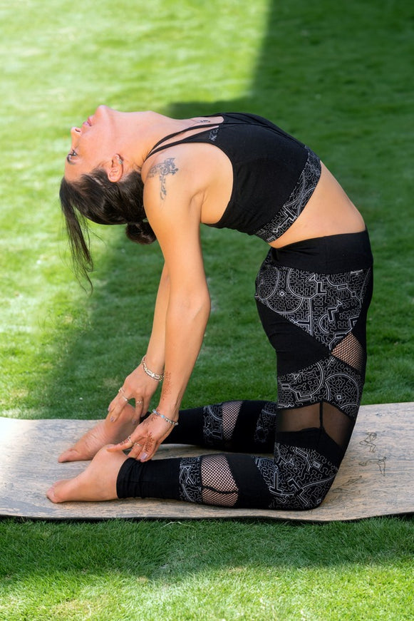 Kali Yoga Pant – Sacred Print Legging met Mesh Details