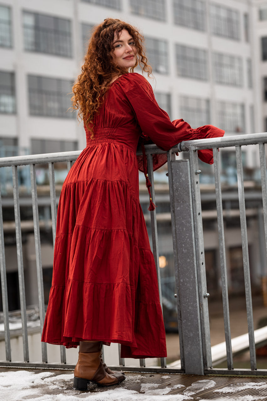 Lange Jurk Mooie Rode Jurk Mooie Vrouw In Rode Lang Middeleeuwse